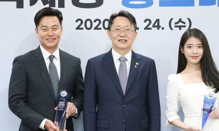 IU y Lee Seo Jin son los nuevos embajadores honorarios del Servicio Tributario Nacional