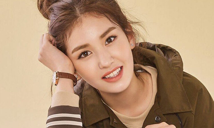 Jeon Somi celebra su primer aniversario desde que se lanzó en solitario