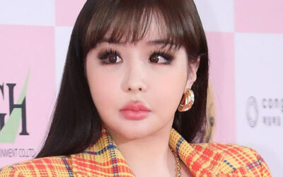 ¿Cuánto costo el outfit de Park Bom en los 56 Daejong Film Awards?