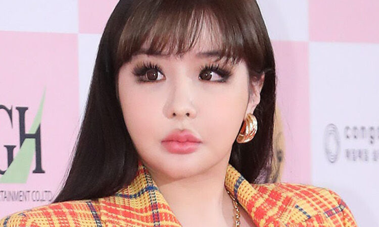 ¿Cuánto costo el outfit de Park Bom en los 56 Daejong Film Awards?