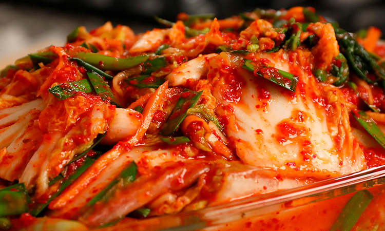 Estudios revelaron que comer kimchi ayuda a sobrevivir al COVID-19