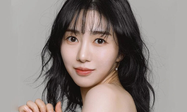 Internautas preocupados por nuevas cicatrices en las muñecas de Mina de AOA