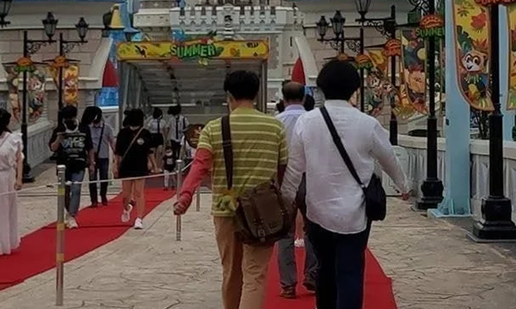 Interpretando a 'Moon Sang Tae', actor acompaña a joven con discapacidad a parque de diversiones