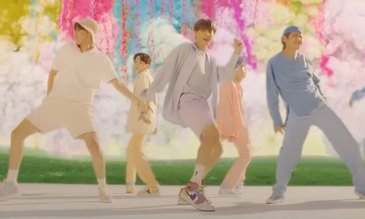 Dyanmite de BTS logra el puesto numero 30 de la lista Pop Songs de Billboard