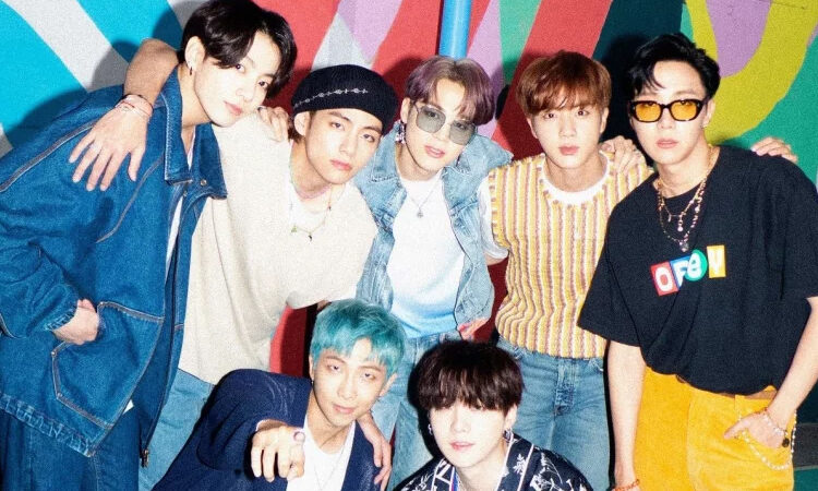 Billboard abre una votación para el mejor lanzamiento musical 'Dynamite' de BTS nominado