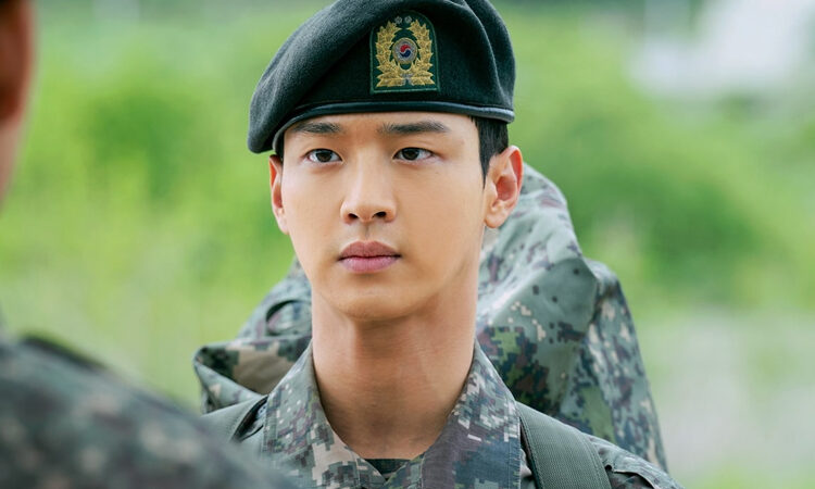 Jang Dong Yoon es un entrenador militar de perros en el drama Search