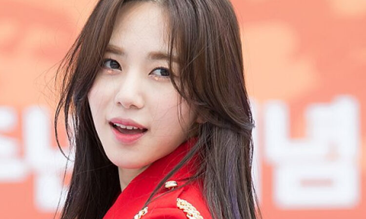 Doctores explican a la familia de Mina de AOA la atención y tratamientos que debe llevar