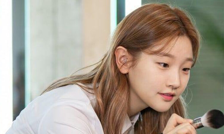 Park So Dam se convierte en una maquillista para Record Of Youth