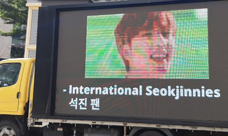 Fans envían camión de quejas a Big Hit pidiendo un mejor trato para Jin