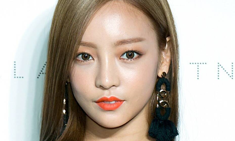 Hermano de Goo Hara acusa a su madre de grabar durante el funeral de la cantante