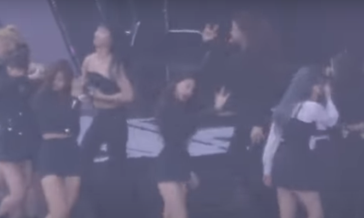 Momo de TWICE casi muestra sus pechos por una falla de vestuario