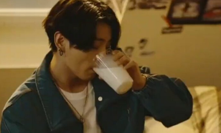 Jungkook impacta la economía de EE.UU. después de publicar un tweet con un vaso de leche