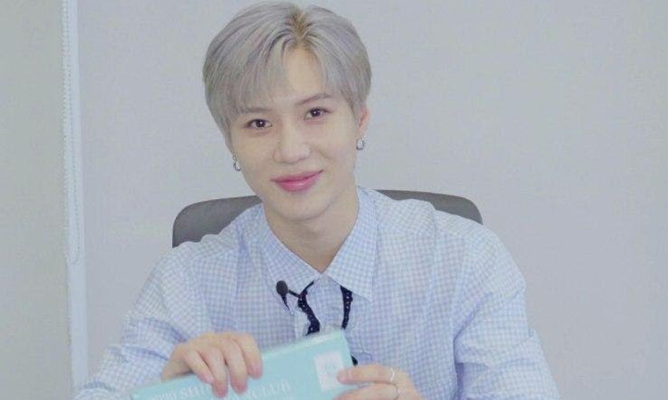 Taemin realiza el unboxing del lightstick de SHINee