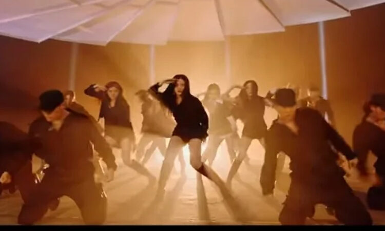 Descubre en que país HELICOPTER de CLC es un éxito en iTunes