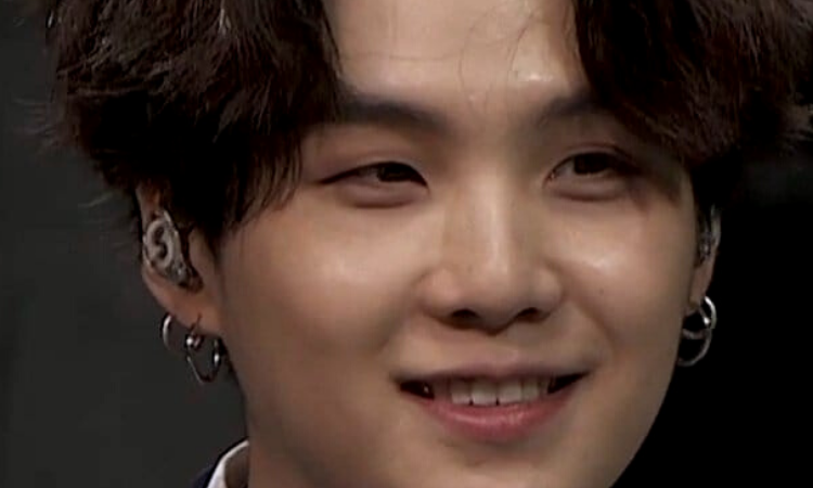 Suga presenta una lesión durante el 2do día de MAP OF THE SOUL ON: E y pide a sus fans que no se preocupen