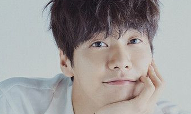Kim Young Kwang actualiza a sus fans acerca de su estado luego de su prueba de COVID-19