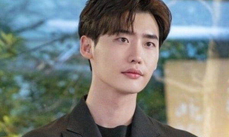 Lee Jong Suk no ha salido de servicio y ya se encuentra en conversaciones para Shining Ambition