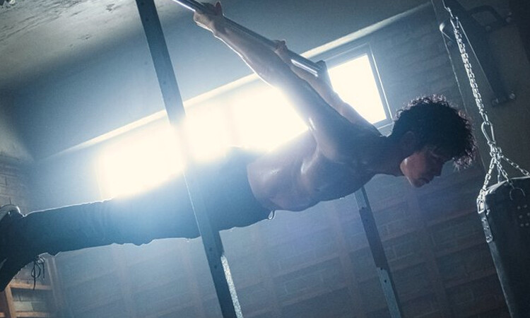 Producción de Amazing Rumor se sorprende con el tonificado cuerpo de Yoo Joon Sang