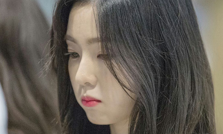 Irene de Red Velvet resulta lastimada mientras intentaba no ser fotografiada