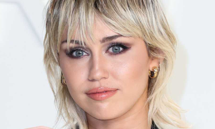 Miley Cyrus reacciona luego de que BLACKPINK cantara '23' en su documental