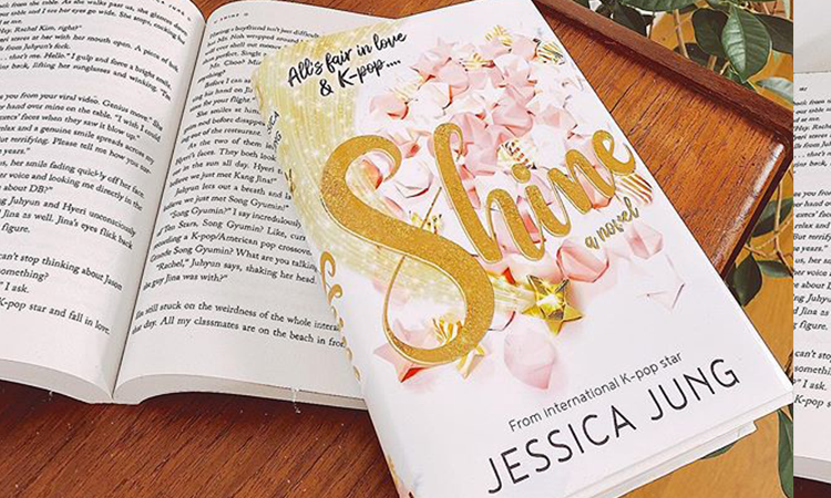 La novela 'Shine' de Jessica Jung debuta en la lista de los más vendidos del New York Times