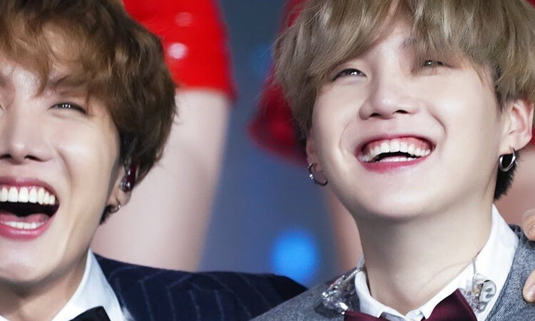 Suga y J-Hope de BTS nos envían estas hermosaSuga y J-Hope de BTS nos envían estas hermosas postcard s postcard