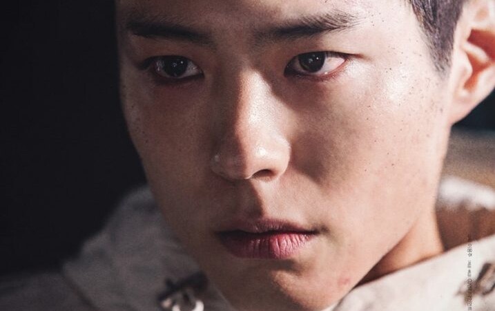 Foram lançados incríveis pôsteres individuais do próximo filme de Gong Yoo e Park Bo Gum, 'Seo Bok'