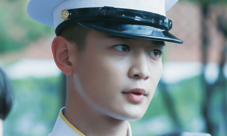 Minho de SHINee da un emotivo saludo a su madre al salir del servicio militar