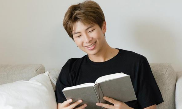 Encuentran una nota escrita por RM de BTS en los libros que donó recientemente