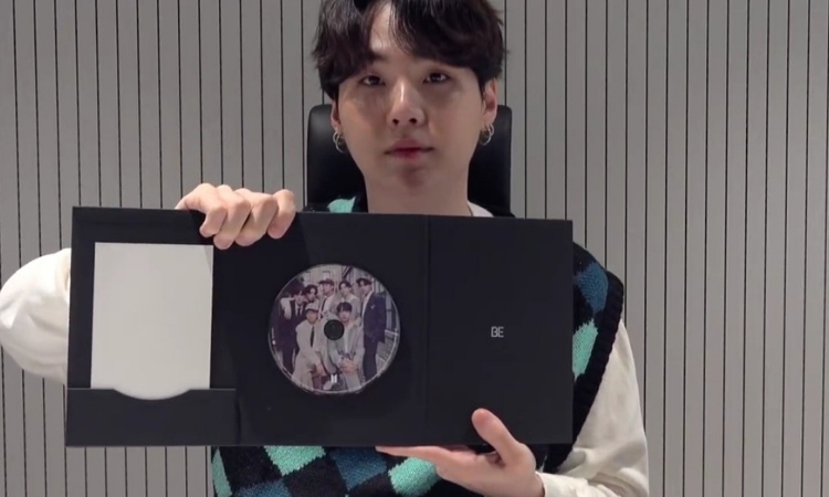 Después de 5 años, Suga de BTS regresa con un Unboxing y está vez de 'BE'