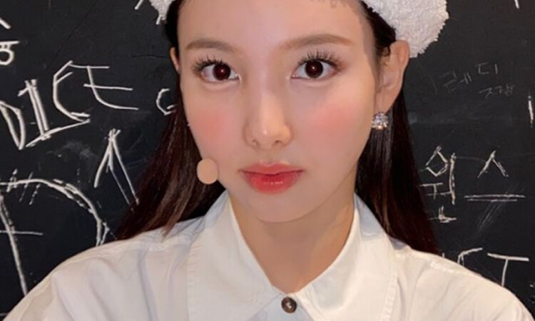 Nayeon de Twice canto acostada 