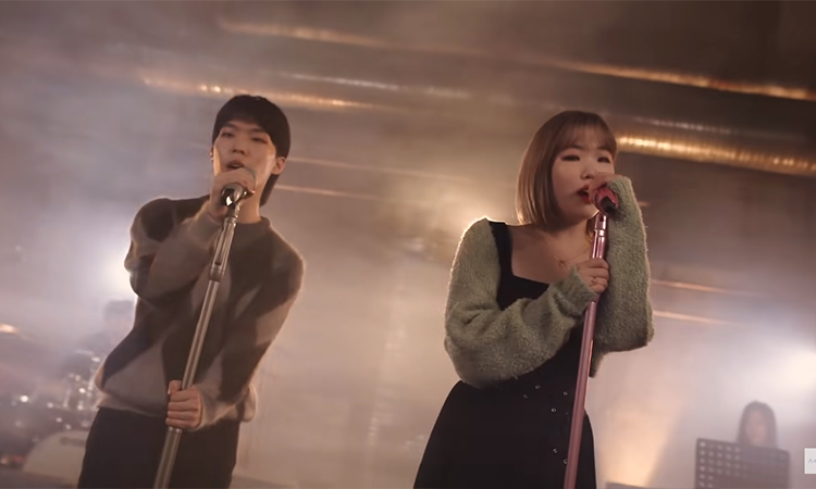Deléitate con el MV de AKMU, 'HAPPENING'