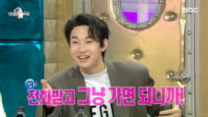 Henry mira hacia la ciudad en el MV de 'Just Be Me'