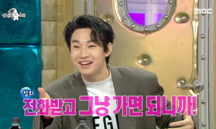 Henry mira hacia la ciudad en el MV de 'Just Be Me'