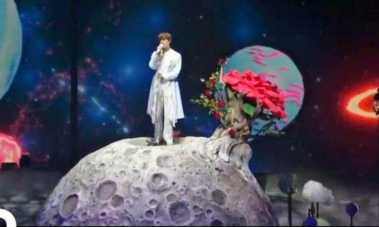 La calle de Hongdae en Core tiene la temática de la canción MOON de Jin de BTS