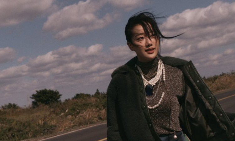 Naeun de April es una deslumbrante fashionista en Jeju para 'Dazed'