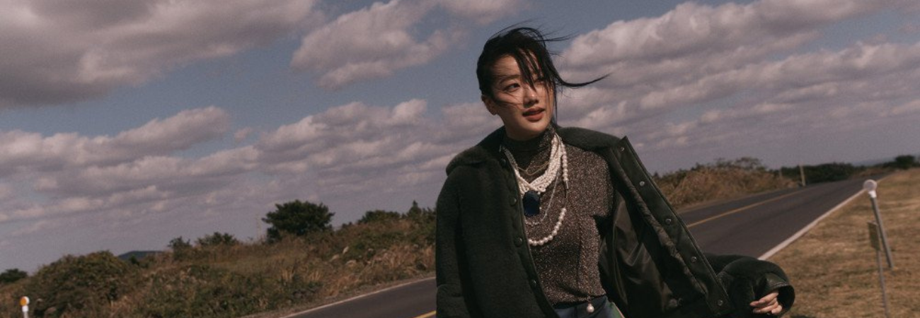 Naeun de April es una deslumbrante fashionista en Jeju para 'Dazed'