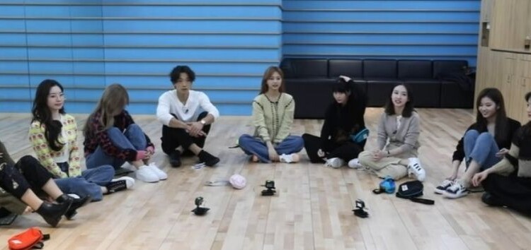 Twice y Rain comparten divertido momento jugando 'Among Us' en la vida real