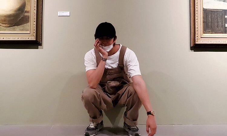 Captan a RM de BTS visitando la exposición de arte The Moment Of ㄱ