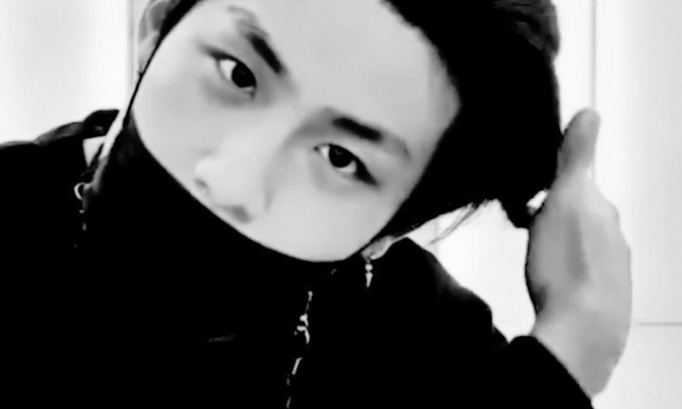 Park Woo Jin de AB6IX Nos deleita con un Vlive mostrando sus Habilidades de baile.