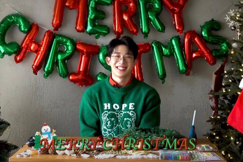Wonho aparece como un regalo de Navidad