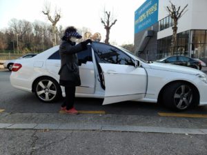 Netizens furiosos por un par de mujeres que llegó en un Mercedes Benz para llevarse comida gratis un comedor de beneficencia