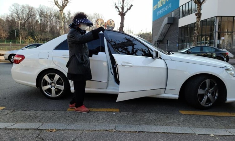 Netizens furiosos por un par de mujeres que llegó en un Mercedes Benz para llevarse comida gratis un comedor de beneficencia