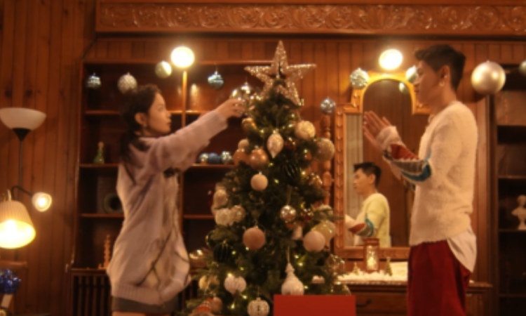 Lee Hi y Crush hablan sobre su próxima colaboración 'For You' mientras decoran un árbol de Navidad