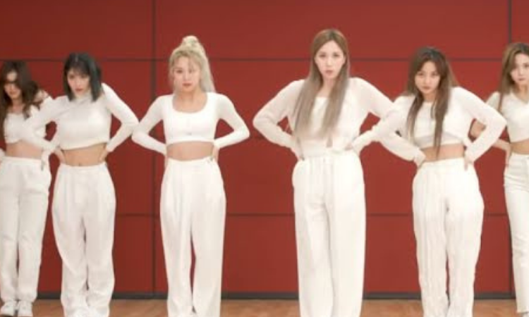 Seis momentos en los que TWICE se olvidó de decirle el código de vestimenta a Nayeon