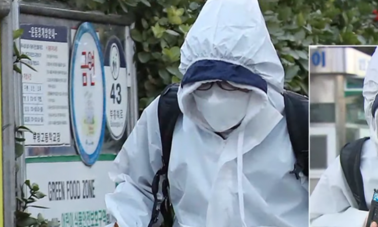 Un estudiante Coreano se presentó con un traje especial para tomar el examen de aptitud académica universitaria