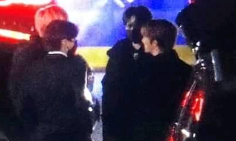 Netizen mencionan que los idols que participan en los MAMA 2020 se encuentran esperando afuera en el frio