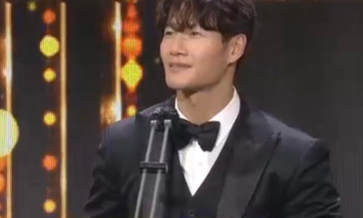 Los fans muestran su amor a Kim Jong Kook por ganar el Daesang