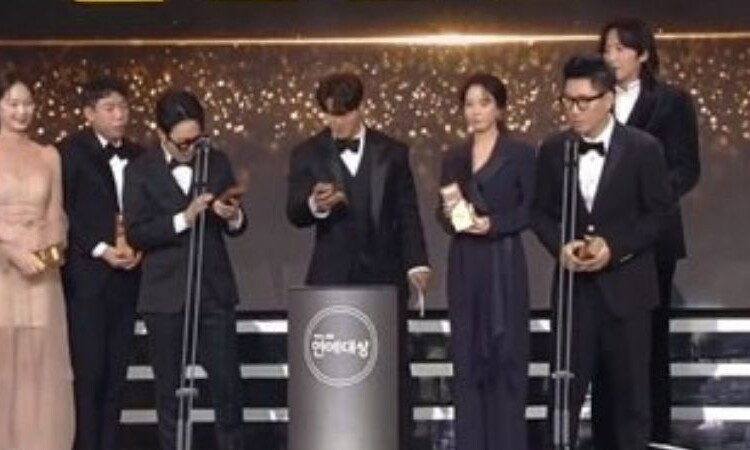 ¿Por qué las ceremonias de fin de año no se han cancelado a pesar del aumento de casos positivos de COVID-19 en Corea?