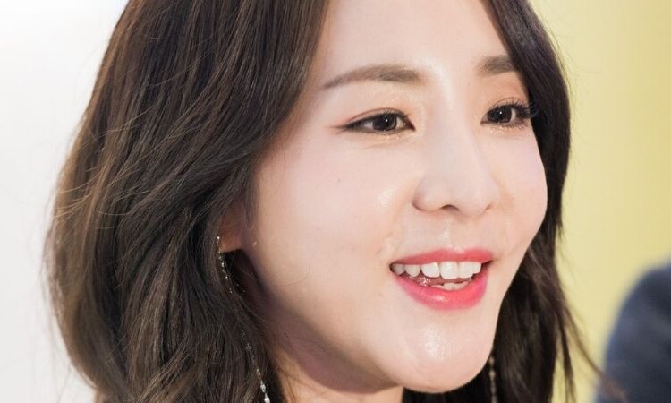 Sandara Park visita el edificio de SM Entertainment con Yeri de Red Velvet como guía